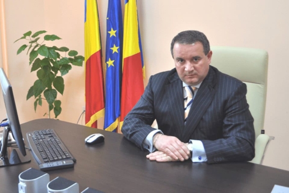 Primarul din Satchinez, prins în timp ce lua mită, rămâne în arest la domiciliu