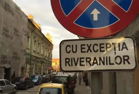 Modă timişoreană: parcarea în parc şi pe pietonală. Ce amenzi a aplicat Poliţia Locală şoferilor certaţi cu bunul simţ