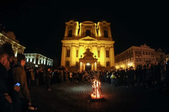 Paștele catolic: sute de timișoreni au luat lumină de la Domul din Piața Unirii