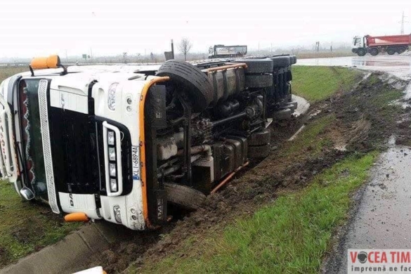 TIR răsturnat la ieșirea din Lugoj spre Caransebeș
