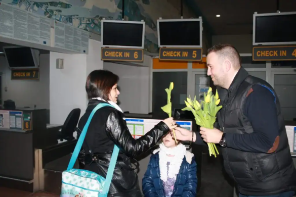 Pasagerele Aeroportului Internațional Timișoara au primit flori de 8 martie