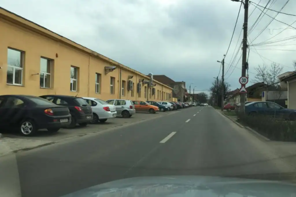 Singurele locuri de parcare construite de SDM în 2015, pe strada unde sunt amplasate halele fraților Cristescu