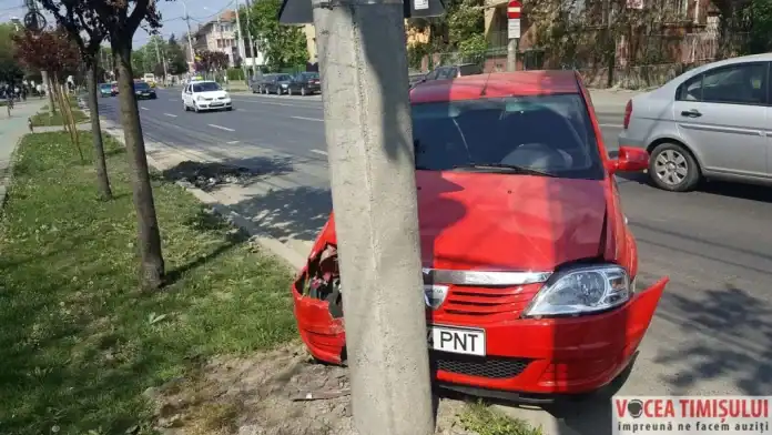 Dorel face victime pe strada Cluj: un timișorean și-a avariat mașina după ce a intrat într-un morman de moloz lăsat nesemnalizat pe șosea