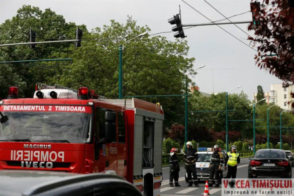 Semafor desprins din suport pe bulevardul Vasile Pârvan din Timișoara. Circulație restricționată în zonă