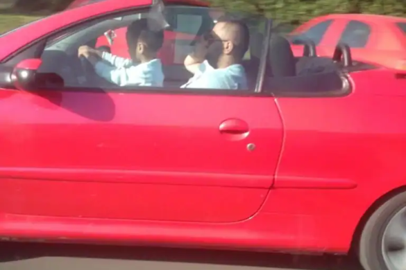 Pe străzile din Timișoara: șofer cu copilul în brațe la volan