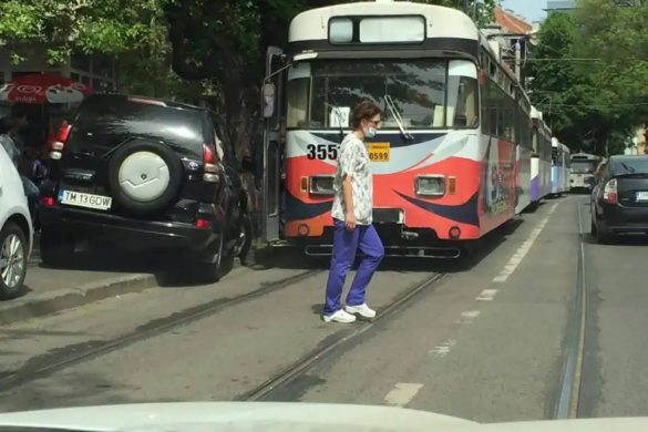 Circulație blocată în zona centrală a Timișoarei, din cauza unui șofer care a parcat lângă linia de tramvai