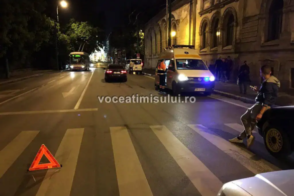 Doi tineri au ajuns la spital după ce au fost loviţi de un autoturism pe trecerea de pietoni