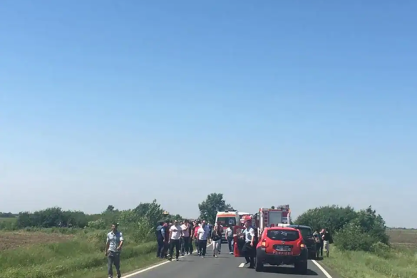 Accident în apropiere de Timișoara: doi răniți, în urma impactului dintre o mașină și un autocar