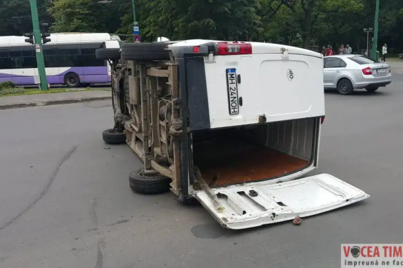 Accident de circulație în centrul Timișoarei: microbuz răsturnat după ce s-a ciocnit cu un tramvai
