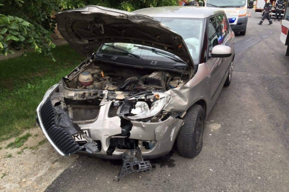 Două mașini avariate și o femeie rănită, în urma unui accident pe fondul neacordării de prioritate