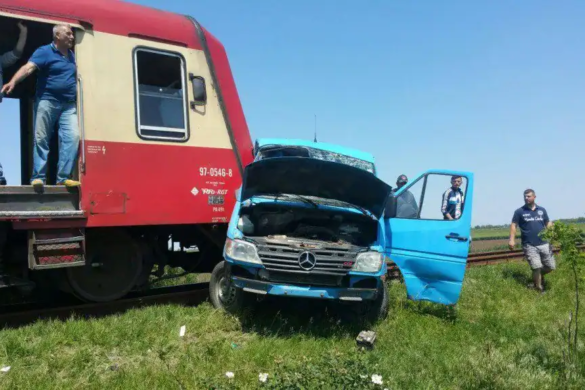 Accident mortal în Timiș, după ce un tren a intrat într-un microbuz