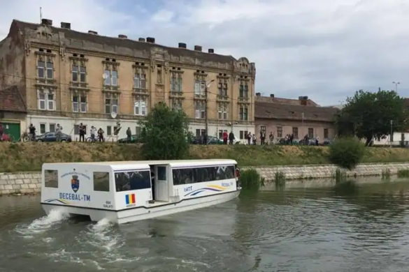 Campionatul National de fond la canotaj intrerupe transportul public cu vaporase pe Bega