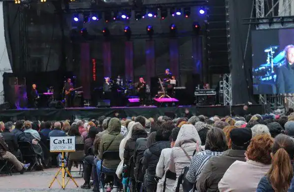 Julio Iglesias a adunat mii de timișoreni în Piața Libertății