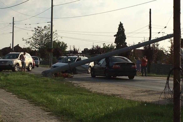 Stalp de iluminat, doborât după ce un BMW și o Skoda s-au ciocnit, la Dumbrăvița