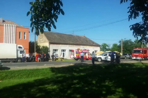 Accident de circulație în Timiș: două persoane rănite și trei mașini avariate