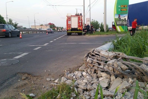 Circulație blocată pe Calea Lugojului, după ce un TIR a dărâmat un stâlp