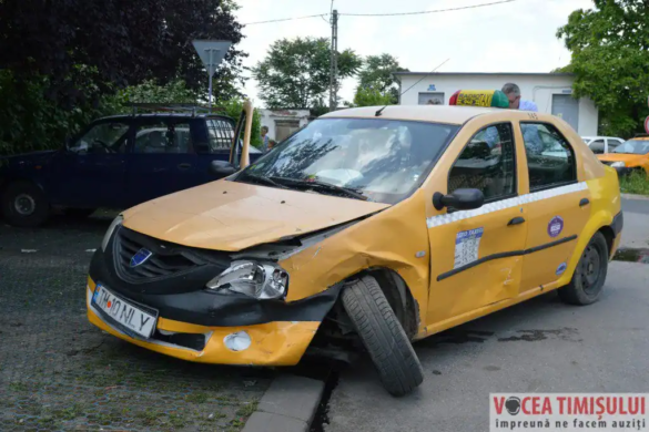Două mașini avariate, pe fondul neacordării de prioritate, la Timișoara