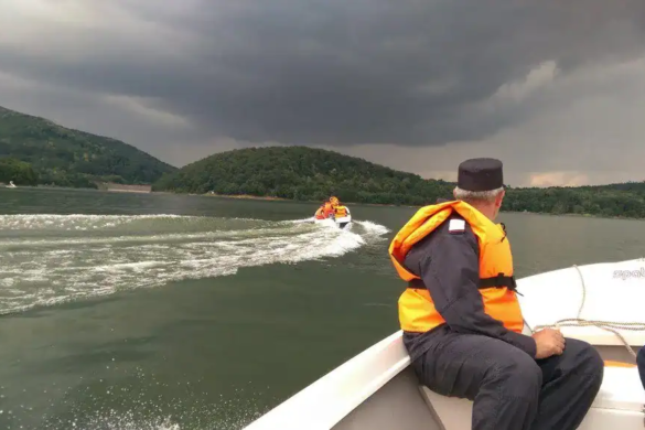 Pompierii veghează pe Lacul Surduc