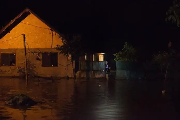 Mai multe gospodarii inundate in Timis. Atenționarea de cod roșu rămâne valabilă pe Bârzava