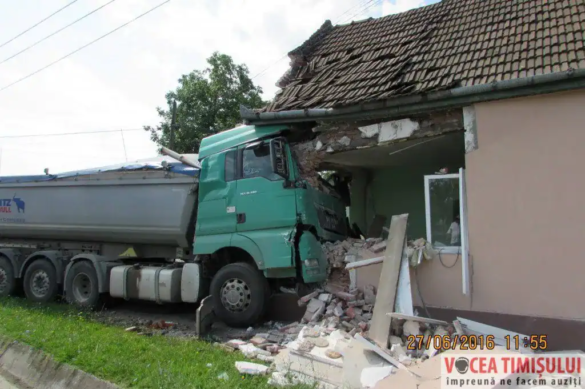 autocamion intrat intr o casa5 jpg
