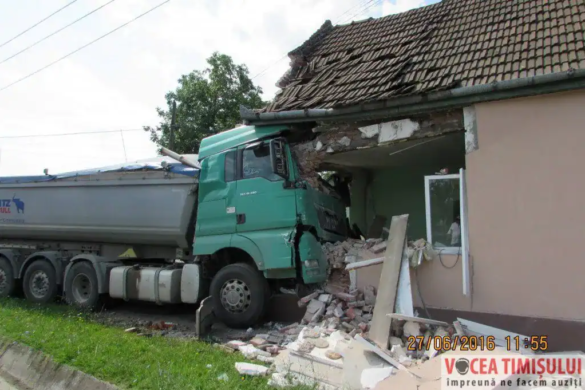 Accident in Timis: un autocamion a intrat intr-o casa