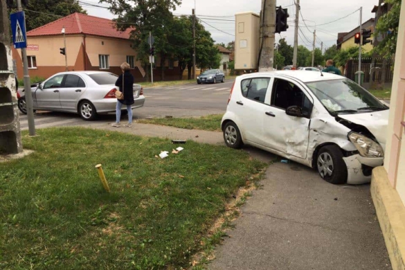 Doi răniți și două mașini avariate, în urma unui accident provocat de un șofer care a trecut pe roșu