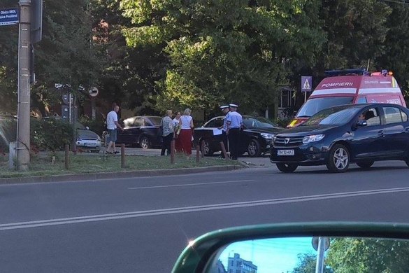 Biciclistă lovită de mașină, după ce a intrat pe contrasens