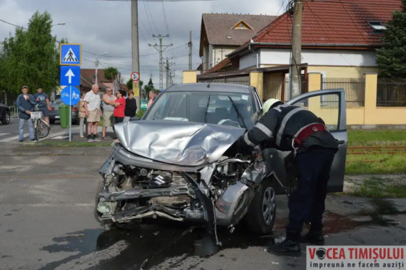 Accident în Timișoara, după ce o șoferiță nu a acordat prioritate: o persoană la spital