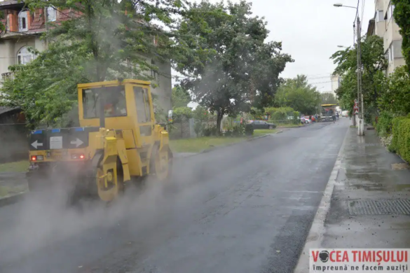 La Timișoara se asfaltează pe ploaie, pe strada Viorelelor