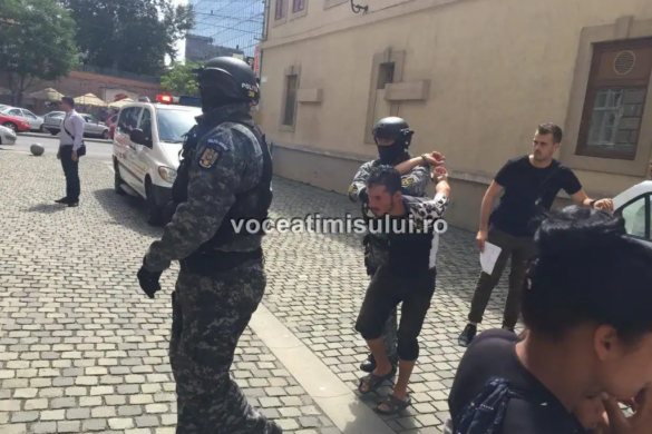 Țiganii care au agresat polițiștii din Recaș, arestați preventiv