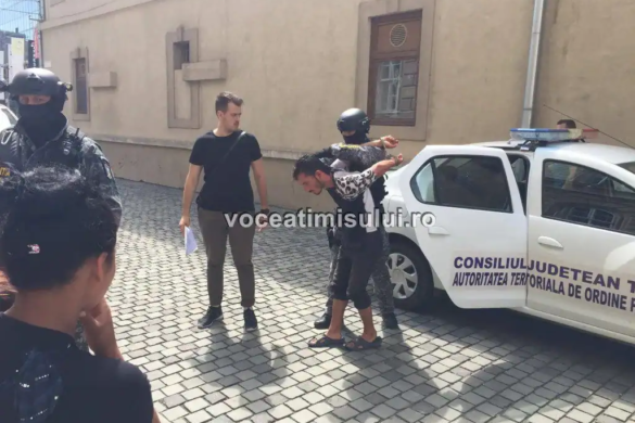 Țiganii care au atacat doi polițiști din Recaș, la audieri
