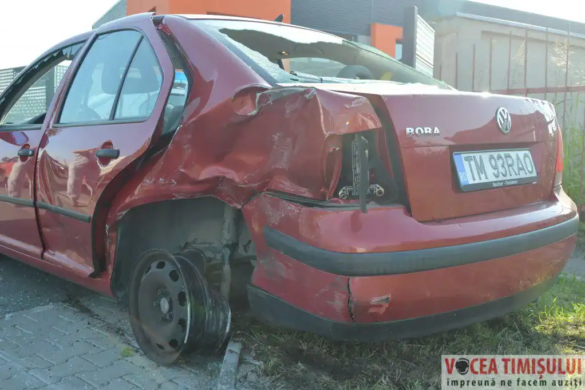 O femeie la spital în urma unui accident cauzat de un șofer care nu s-a asigurat la o depășire