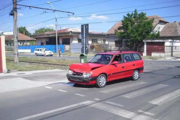 Două mașini avariate în urma unui accident la intersecția străzilor Drubeta și Musicescu