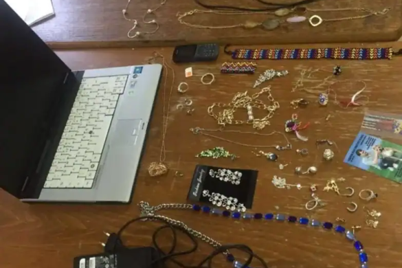 Hoți din locuințe, prinși de polițiștii timișoreni după ce au furat bijuterii, veselă și un laptop