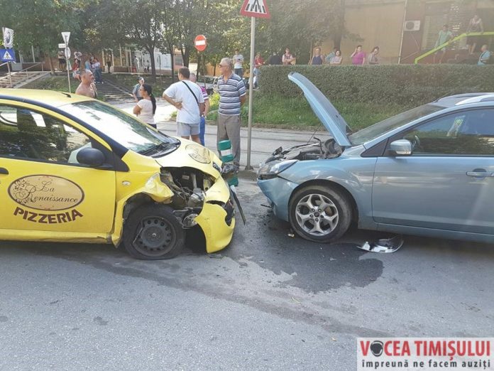 Cinci maşini distruse şi un tânăr la spital, în urma unui accident la Timişoara