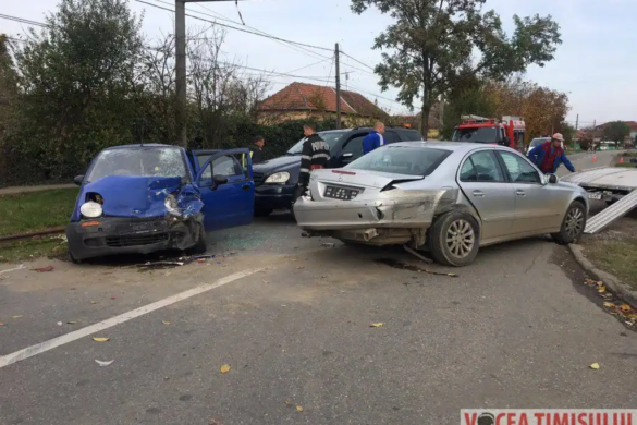 Un şofer neatent care a pătruns într-o intersecţie fără să acorde prioritate, a băgat trei adulţi şi un copil în spital