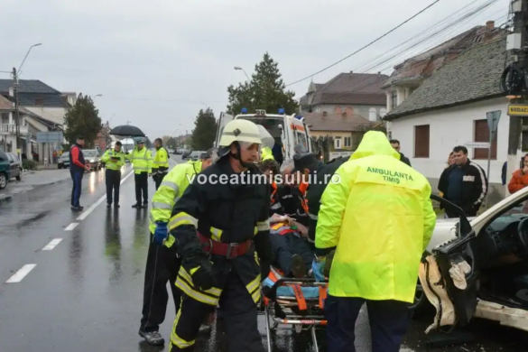 Accident la Şuştra. Autocar cu 43 de pasageri, lovit de un autoturism