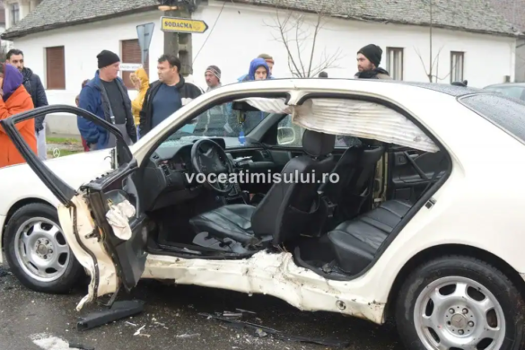 Accident grav în Recas! Şoferul a rămas blocat în autoturism până la sosirea unui echipaj de descarcerare