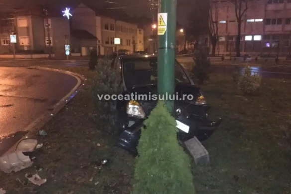 Accident în Piața Bălcescu din Timișoara, unde un șofer beat s-a înfipt cu mașina direct într-un stâlp de iluminat