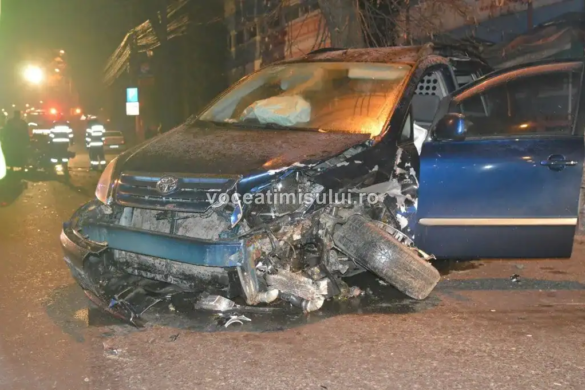Două maşini distruse în urma unui accident pe strada Pestalozzi din Timişoara