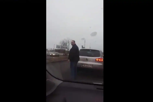 NESIMȚIRE! Un şofer din Timişoara a blocat traficul să scuipe pe parbrizul maşinii unei tinere care nu l-a lăsat să îi taie calea