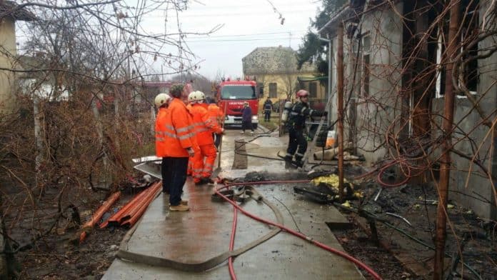 Drama la Teremia Mare, în a doua zi de Crăciun. Mama cu trei copii, rămasă pe drumuri după ce un incendiu le-a ars casa Drama la Teremia Mare4