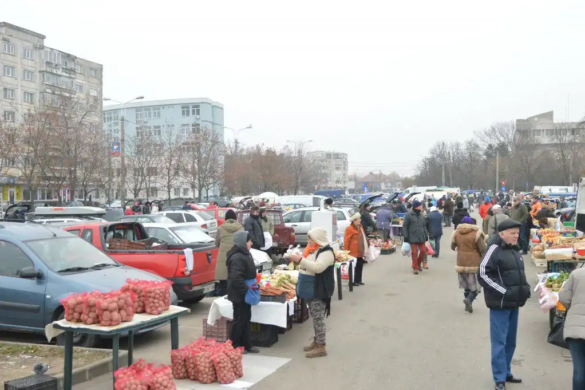 Poliţia Locală, din nou în control la pieţari: lapte comercializat în pet-uri, căi de acces blocate cu marfă și documente lipsă, în piața din Calea Girocului