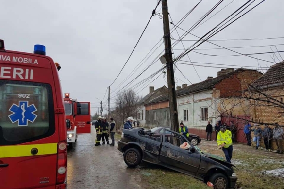 Maşină făcută zob în localitatea Cărpiniş. O tânără a intrat cu BMW-ul într-un stâlp de curent