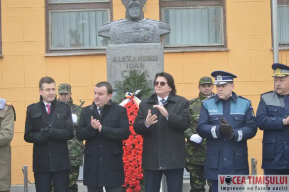 VIDEO! Mica Unire, celebrată cu ceremonie în faţa IPJ Timiş. Robu şi Dobra au dansat hora unirii!