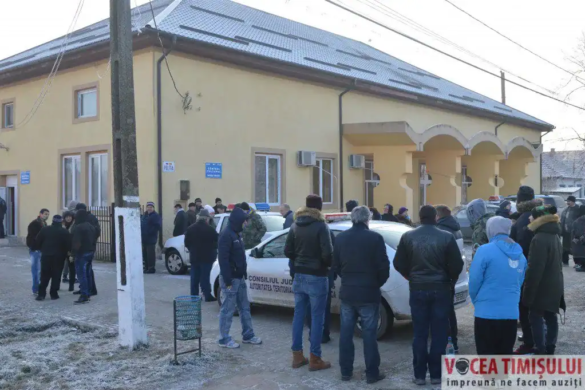 VIDEO! Sătui să fie terorizați și furați de țigani, localnicii din Berini au protestat în fața Primăriei Șacoș. Reacția haluciantă a primarului Koller
