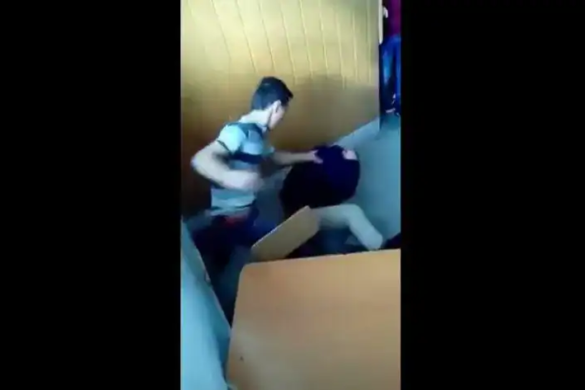 VIDEO! Legea junglei într-o şcoală din Lugoj. Un elev a fost SNOPIT în bătaie de doi colegi