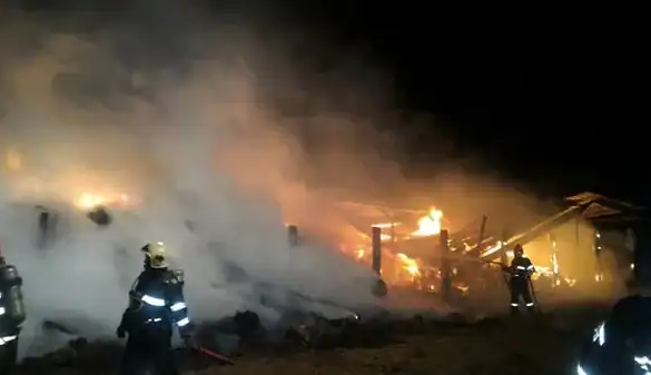 Incendiu spectaculos între Remetea Mare și Izvin. 8000 de baloţi de fân au luat foc