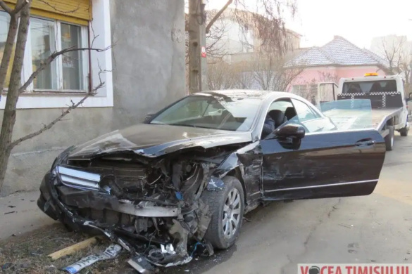 Accident la intersecţia străzilor Renaşterii cu Telegrafului, unde trei maşini au fost avariate din cauza neatenţiei unui taximetrist