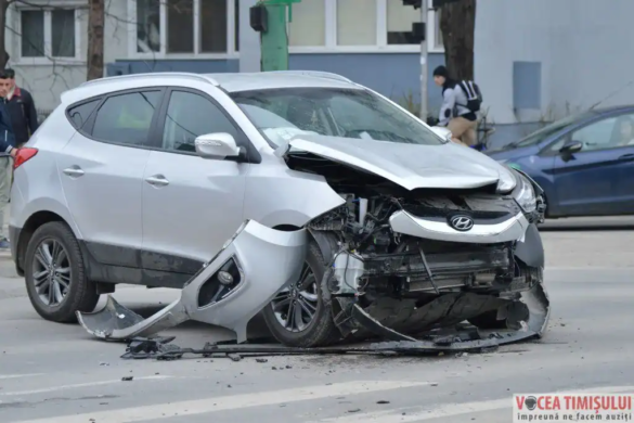 Accident! O tânără a ajuns la spital după ce a fost lovită de un şofer care a pătruns în intersecţie pe culoarea roşie a semaforului